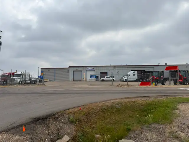 4 INDUSTRIAL BAYS FOR LEASE – CVIP | AMVIC | RV REPAIR | in Commercial & Office Space for Rent in Edmonton - Image 2