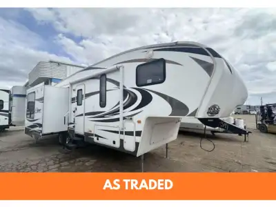 Spacious 2013 Cougar XLite 28SGS travel trailer, great for couples on extended trips. Features a pri...
