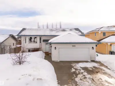 Location! Location! Located in desirable Lakewood Estates, this bi-level style home is walking dista...