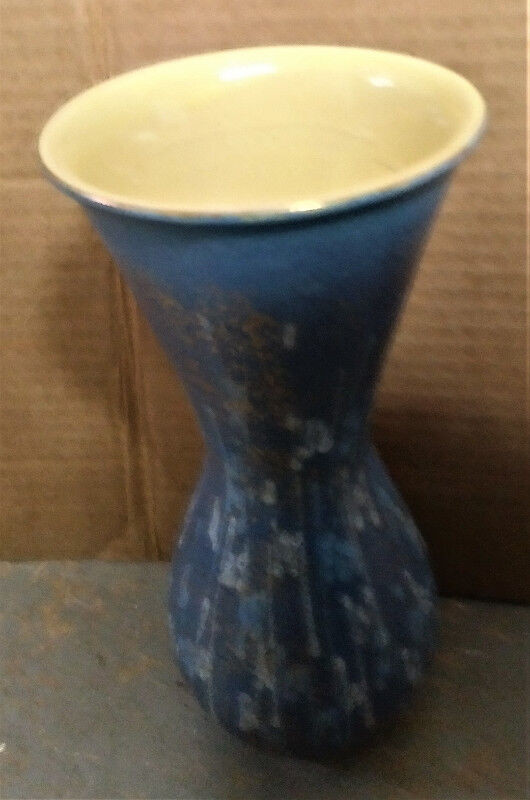 POTTERY - Vintage West German Pottery Vase . in Arts & Collectibles in St. Catharines
