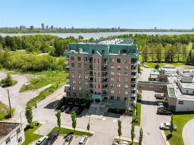 Prestigious condo in the Aylmer sector with breathtaking views of the Ottawa River. This 2 bedrooms...