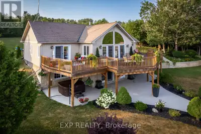 Welcome to your own private retreat overlooking Lake Ontario - a breathtaking 4-bedroom, 3-bath meti...