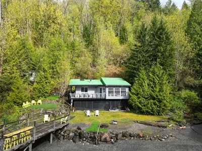 Escape to your dream lakeside retreat with this 3-bedroom cottage spanning 980 square feet. Enjoy br...
