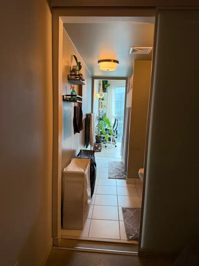 High-Ceiling Loft with Natural Light in Queen West in Long Term Rentals in City of Toronto - Image 20