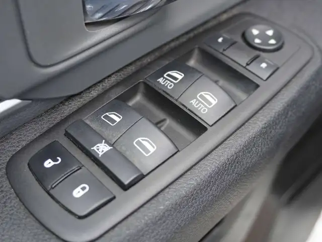 2023 Dodge RAM 1500 SLT Crew Cab - SHORT BED | 4x4 | LOW KMS!!! in Cars & Trucks in Winnipeg - Image 17