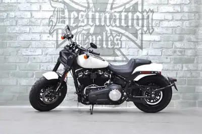 Only 16,900 km on this 2018 Harley-Davidson Fat Bob FXFBS! Nice looking contrast with the blacked ou...