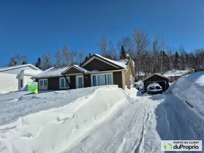 Belle maison sans voisin arrière, que la nature et le calme. 3 chambres à coucher et 1 salle de bain...