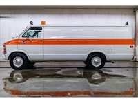 **ONE OWNER - ACCIDENT FREE** 108,188 KM This 1983 Dodge Ram Van B250 Extended is powered by a 5.9L... (image 1)
