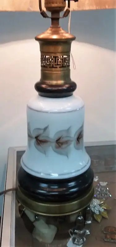 Antique Table Lamp Hand Painted Glass in Indoor Lighting & Fans in City of Montréal - Image 3