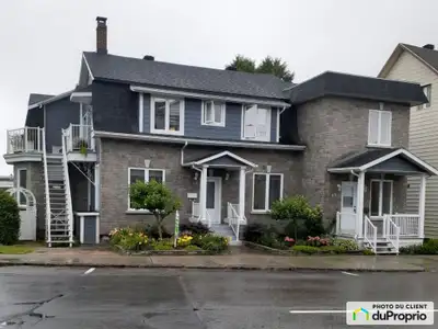 Maison avec 2 revenus et beaucoup de rénovations. Les fenêtres et les portes ont toutes été changées...