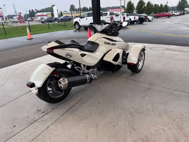 2012 Can-Am Spyder RS - SE5 in Sport Bikes in Norfolk County - Image 4