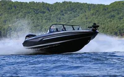 BIG WATER. NO COMPROMISE. Dont let its size fool you. The all-new Skeeter WXR1910F was engineered wi...