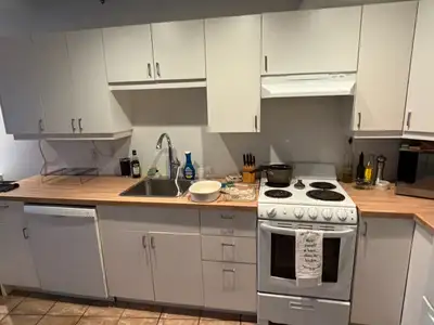 Very large live/work studio in artist building Live/work unit suitable for artists. Heat and hot wat...