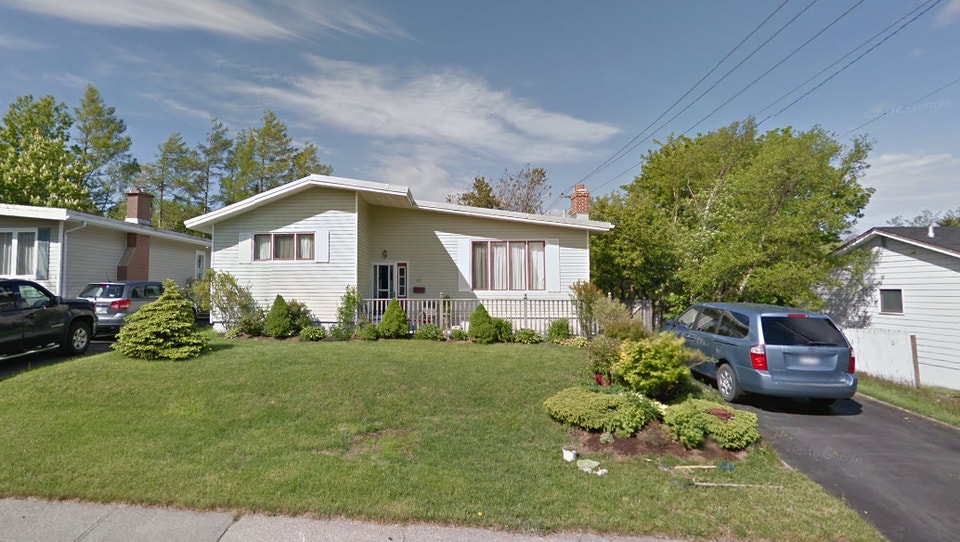 Bright 3 Bedroom home Located near MUN, the CONA, and Bus stop Long