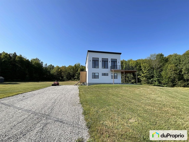 $449,000 - 2 Storey for sale in St-Romain — photo 1