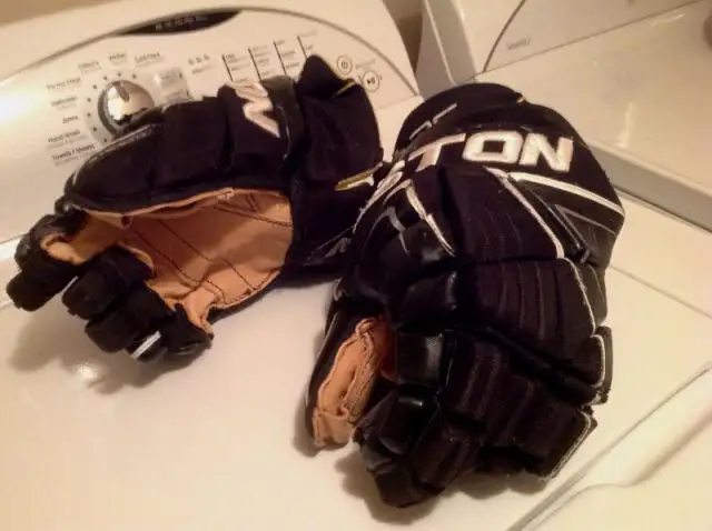 Bauer , MX3, X900 skates - hockey equip set & glove in Hockey in City of Toronto - Image 6