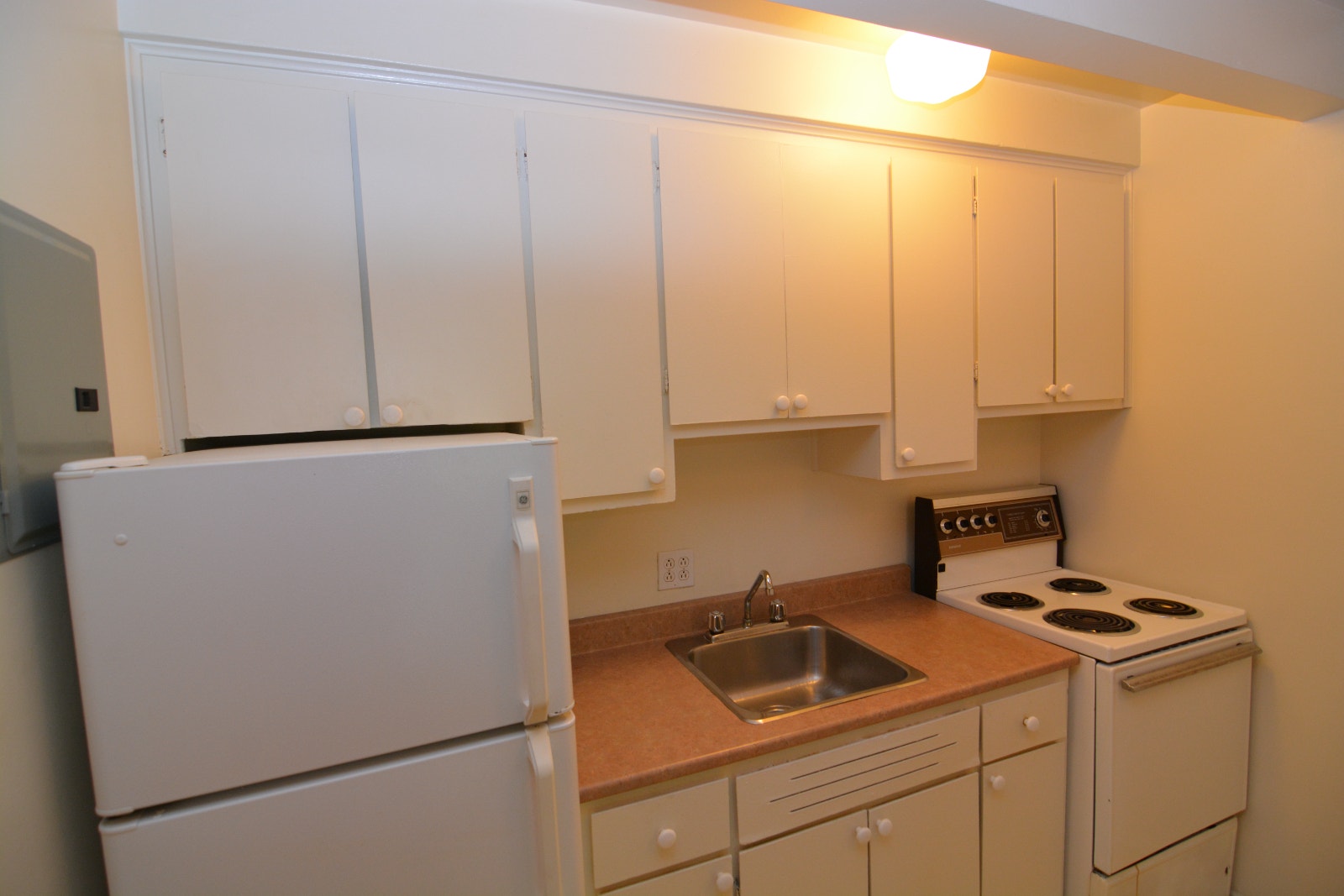3½  Heated + Hot Water -  NDG - Free parking — photo 3