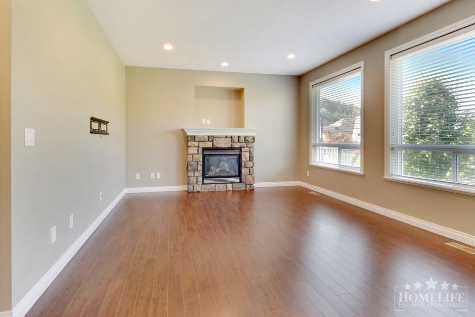 Comfortable & Spacious 3 Bed, 1 Den, & 2.5 Bath - Upper 2 floors 2