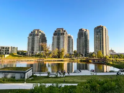 One + Den Apartment in Uptown Waterloo + Premium Amenities