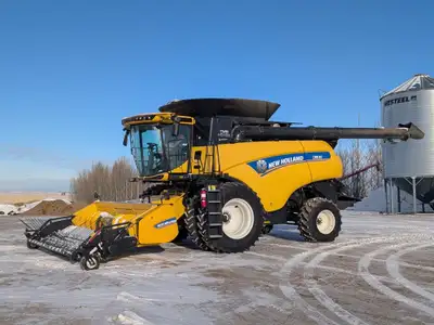 PRICED REDUCED 2017 New Holland CR8.90 Revelation Combine - 1660 Separator Hours Showing, Air Condit...