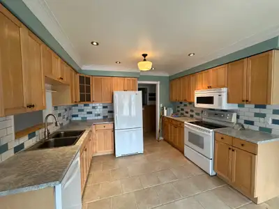 Beautiful 3 bedroom unit available in divided home. Contact us to book a viewing before it's too lat...