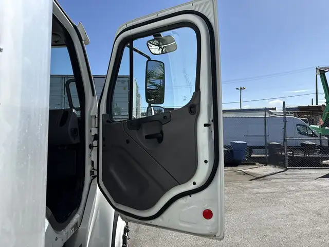 2015 Freightliner M2 106 24 Foot Hydraulic Brake Cube Van with P in Heavy Trucks in City of Toronto - Image 50