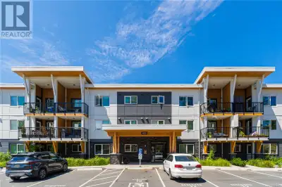 This 910 sq ft top-floor 2 bed/2 bath condo offers a slice of paradise in a peaceful, park-like sett...