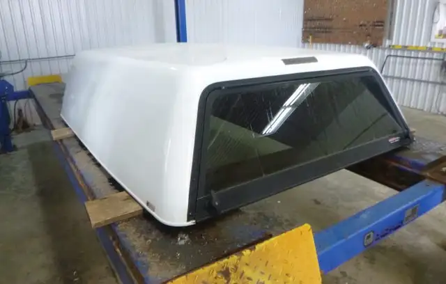 2007 - 2013 Chevrolet Silverado 6'6 50 Olympic White Truck Cap in Other Parts & Accessories in Kitchener / Waterloo - Image 3