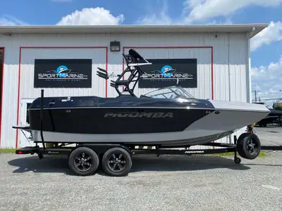 Moomba MAX 2023 Longeur / Length : 22’6” Largeur / Beam : 102’’ Capacité / Capacity : 17 Moteur / En...
