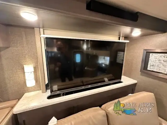 2022 Thor Motor Coach Challenger 35MQ only 6,310 Miles in RVs & Motorhomes in Moncton - Image 25