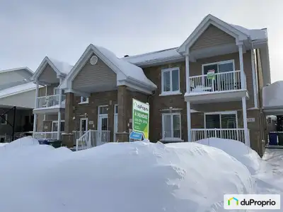 Condo luxueux à proximité de tous les services que ce soit pour vos loisirs ou les activités journal...