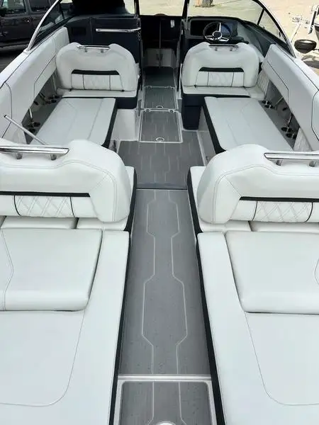 2024 Regal LS6 Surf in Powerboats & Motorboats in Saskatoon - Image 6