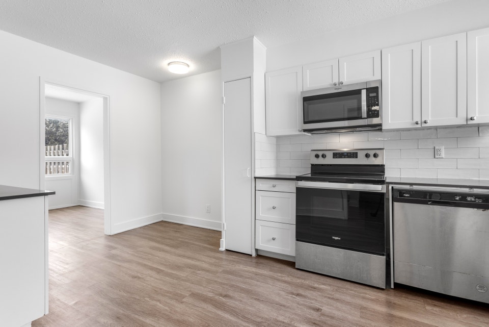 2 Bedrooms House for Rent - 120 Beaverbrook Lane 2