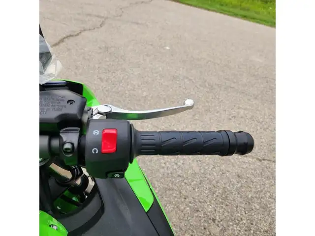 2025 Kawasaki Ninja 650 KRT Edition in Street, Cruisers & Choppers in London - Image 13