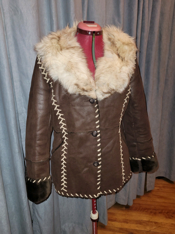 Manteau vrai fourrure et suède synthétique Medium fur faux suede dans Femmes - Hauts et vêtements d'extérieur  à Ville de Montréal
