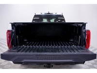 La Toyota Tundra SR5 2023 est une camionnette robuste et fiable, conçue pour répondre aux besoins le... (image 8)