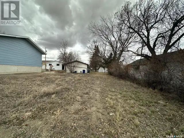 212 Railway AVENUE Kindersley, Saskatchewan in Land for Sale in Saskatoon - Image 2