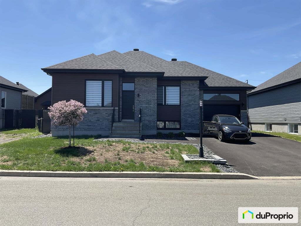 $749,000 - Bungalow for sale in St-Roch-De-L'Achigan — photo 1