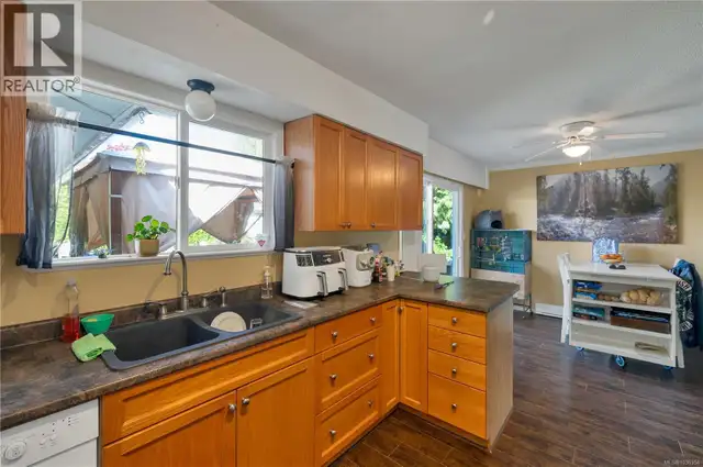 823 Kalmar Rd Campbell River, British Columbia in Houses for Sale in Campbell River - Image 5