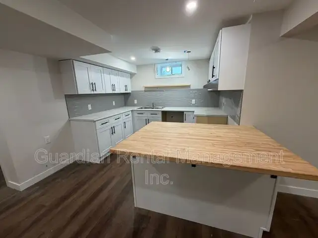 2 Bedroom, 1 Bath Unit – 182 Seneca Cres – $2,500/month