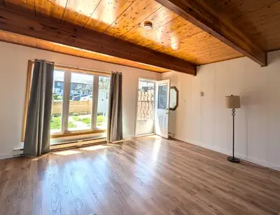 Nicely renovated end unit townhouse in Cowie Hill. Fabulous family friendly neighborhood close to do...