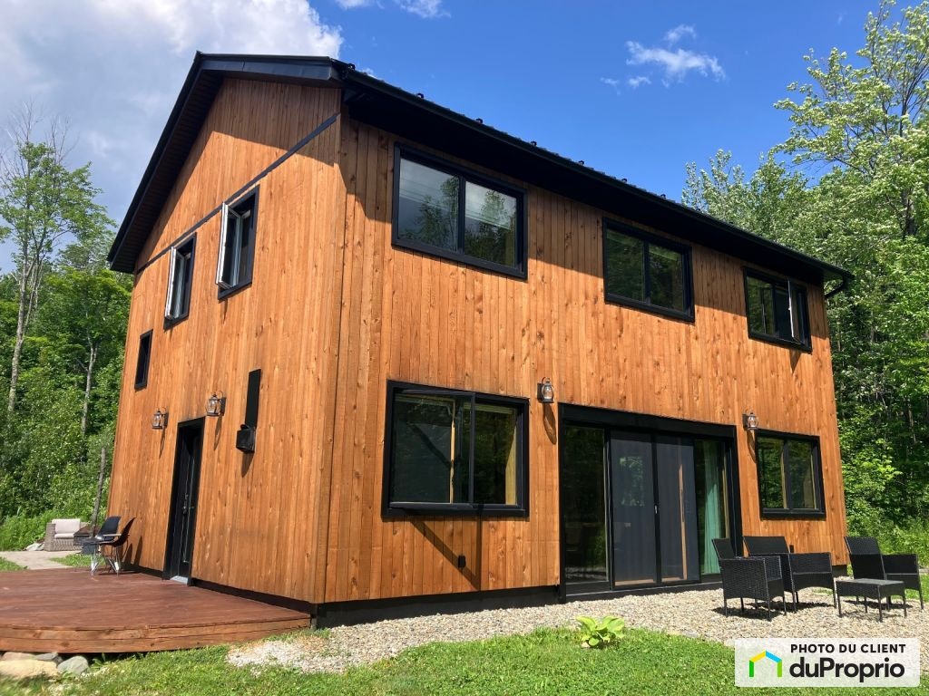 $750,000 - Cottage for sale in Eastman — photo 1