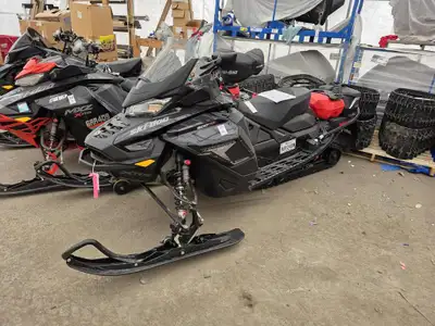 Ski-Doo RENEGADE 900 TURBO XR-S 2019 The 2019 Ski-Doo Renegade X-RS 900 ACE Turbo is a high-performa...
