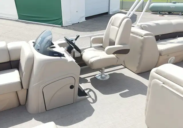2019 Sun Tracker Party Barge 22 DLX -used pontoon boat in Powerboats & Motorboats in Prince Albert - Image 11