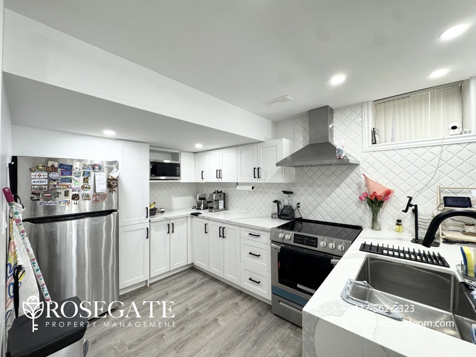 Spacious 1-Bedroom Walkout Basement Apartment with Utilities & I 2