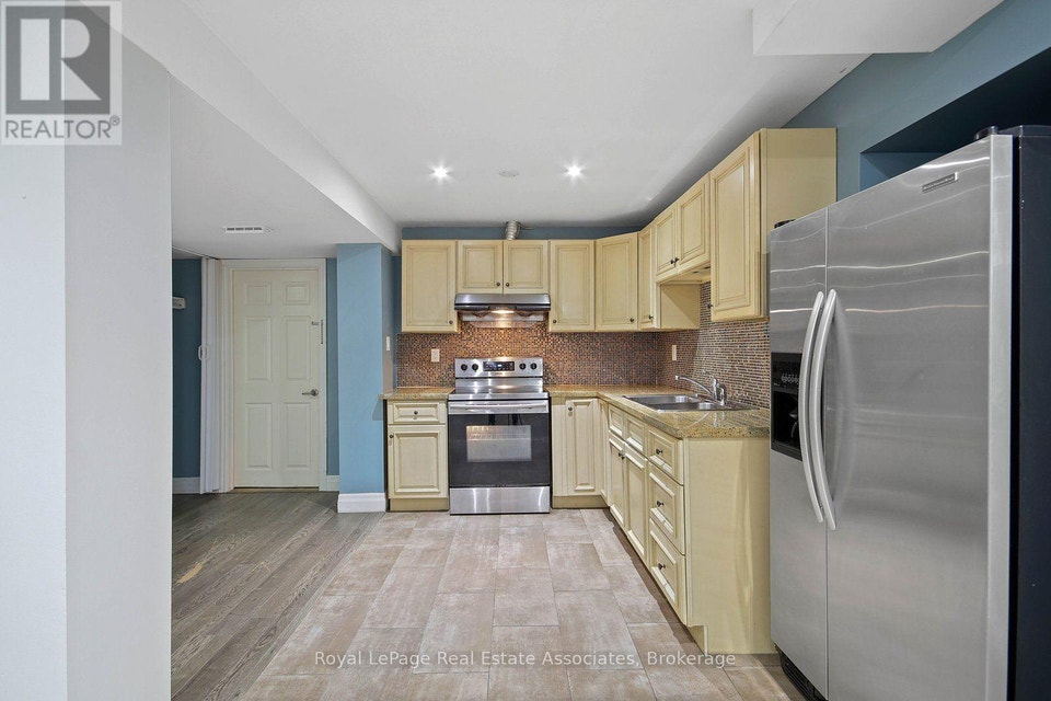 LOWER - 16 SERGIO MARCHI STREET Toronto (Downsview-Roding-CFB), 2