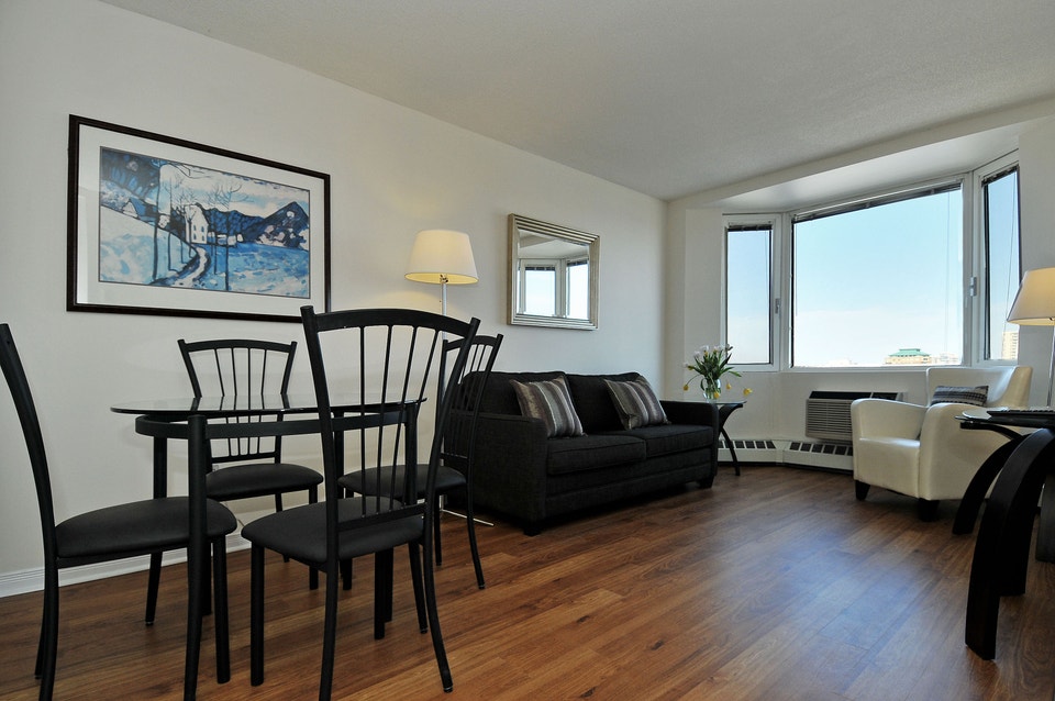 HUGE 880 Sq ft 2 BEDROOM AVAILABLW NOW 3