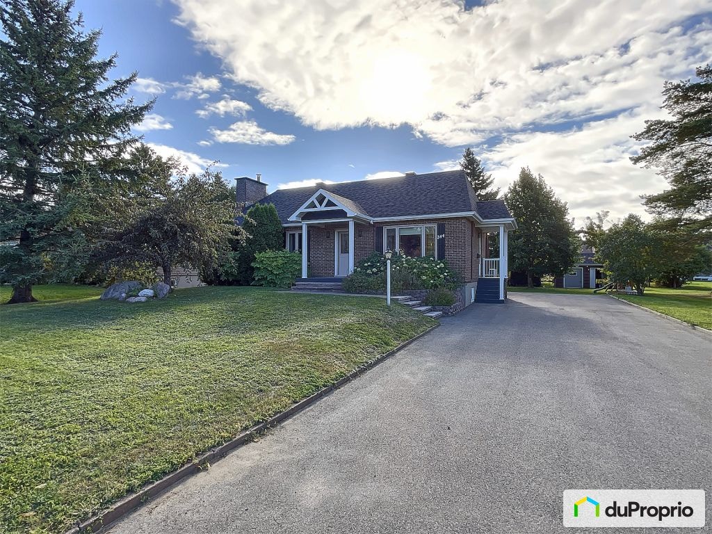 $368,000 - Bungalow for sale in Montmagny — photo 1