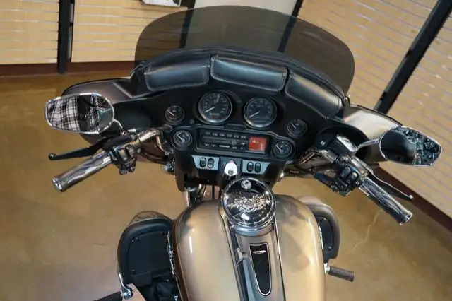 2005 Harley-Davidson Touring ULTRA CLASSIC ELECTRA GLIDE in Sport Touring in Lethbridge - Image 12