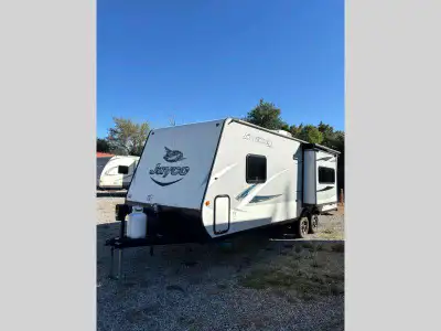 This Jayco Jay Feather 7 model 23RD travel trailer features a walk-through bathroom, front bedroom,...